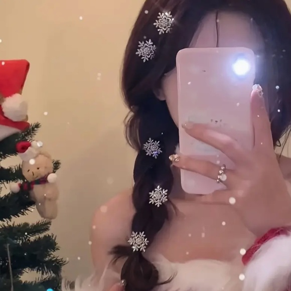 🌹 FREE w/purchase Snowflake crystal rhinestone hair clips - Picture 4 of 14